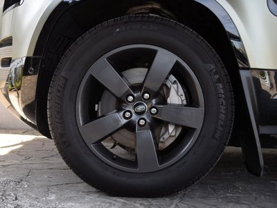 LAND ROVER DEFENDER - 8