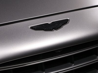 ASTON MARTIN DBX - 4