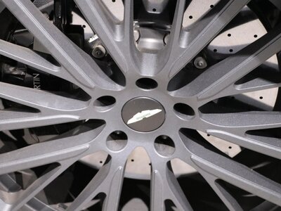 ASTON MARTIN DBX - 6