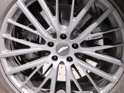 ASTON MARTIN DBX - 8