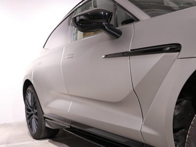 ASTON MARTIN DBX - 9