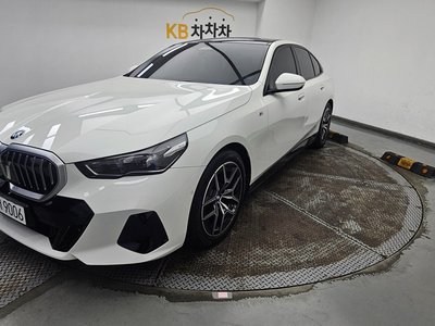 2025 BMW 5 SERIES photo 1