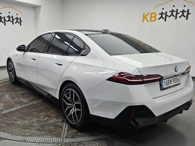 2025 BMW 5 SERIES photo 4