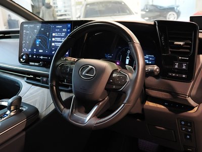 LEXUS LM - 8