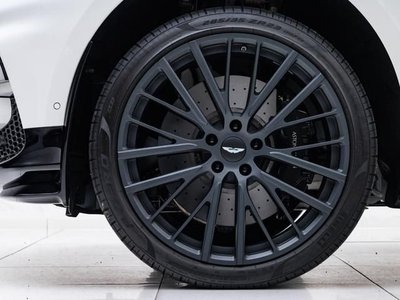 ASTON MARTIN DBX - 8