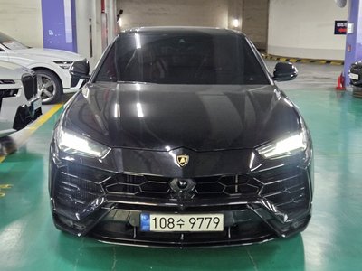 LAMBORGHINI URUS - 1