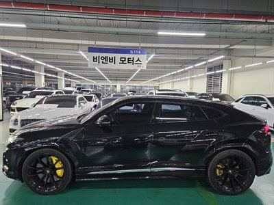 LAMBORGHINI URUS - 2