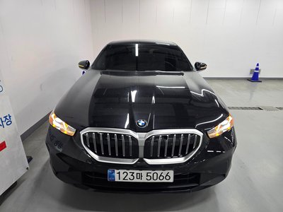 2025 BMW 5 SERIES 照片 1