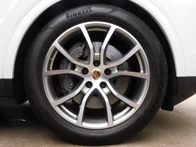 2024 Porsche CAYENNE photo 5