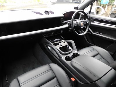 2024 Porsche CAYENNE photo 3