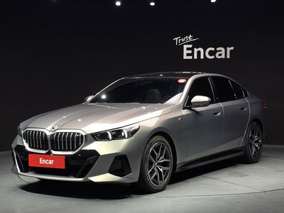 2025 BMW 5 SERIES 照片 1