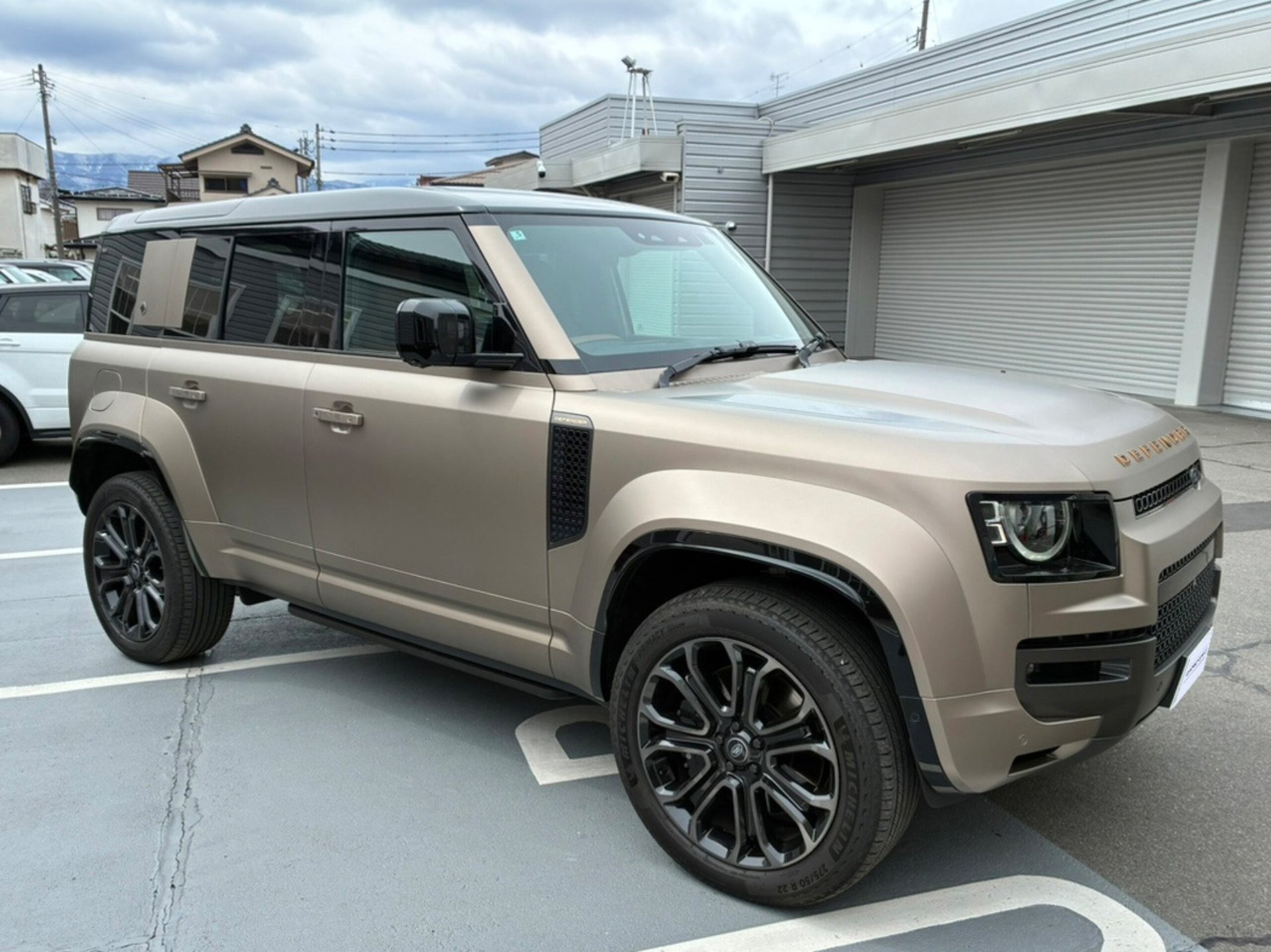 LAND ROVER DEFENDER - View 1