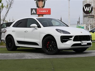 PORSCHE MACAN - 1