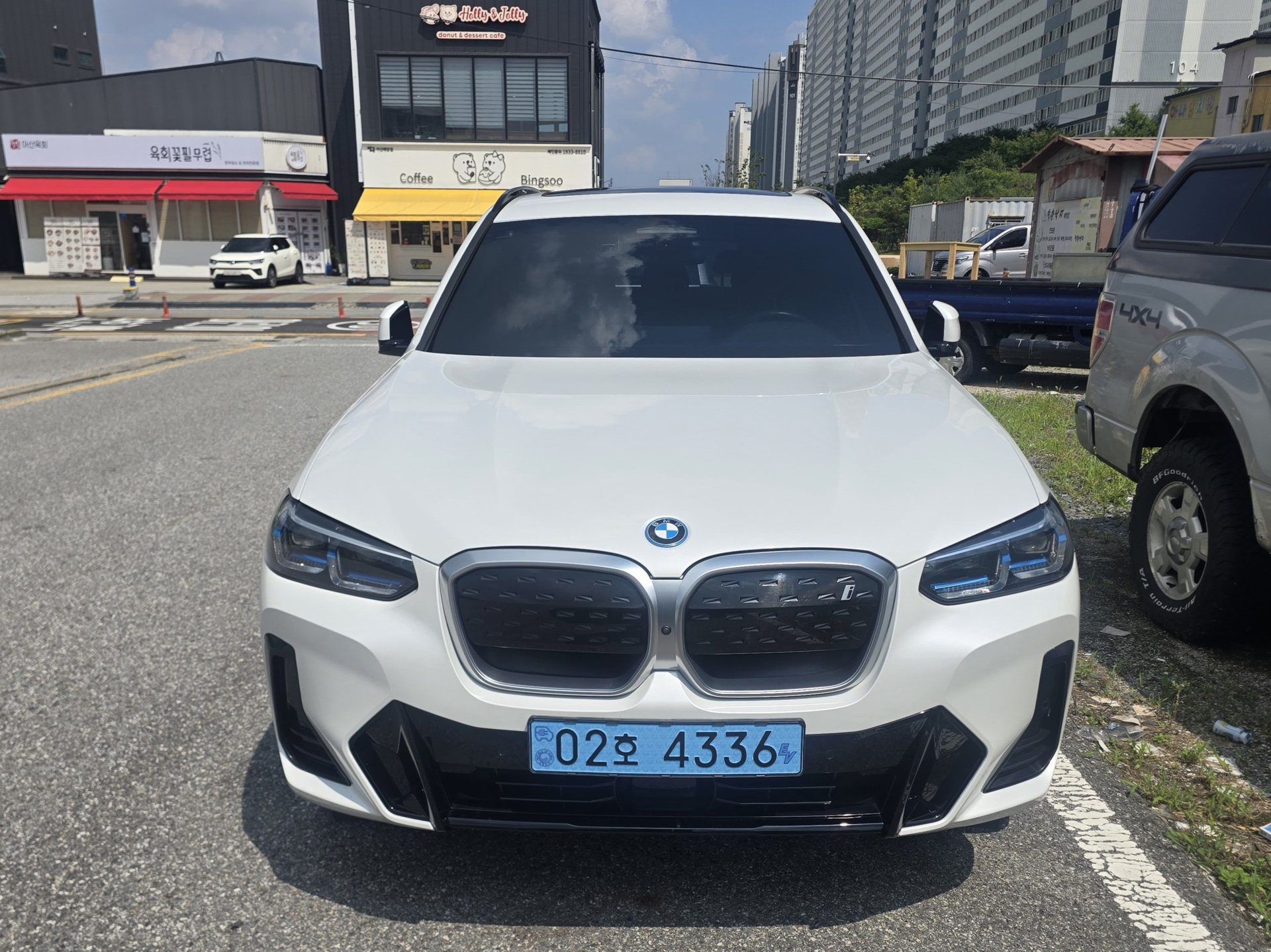 BMW IX3 - View 1