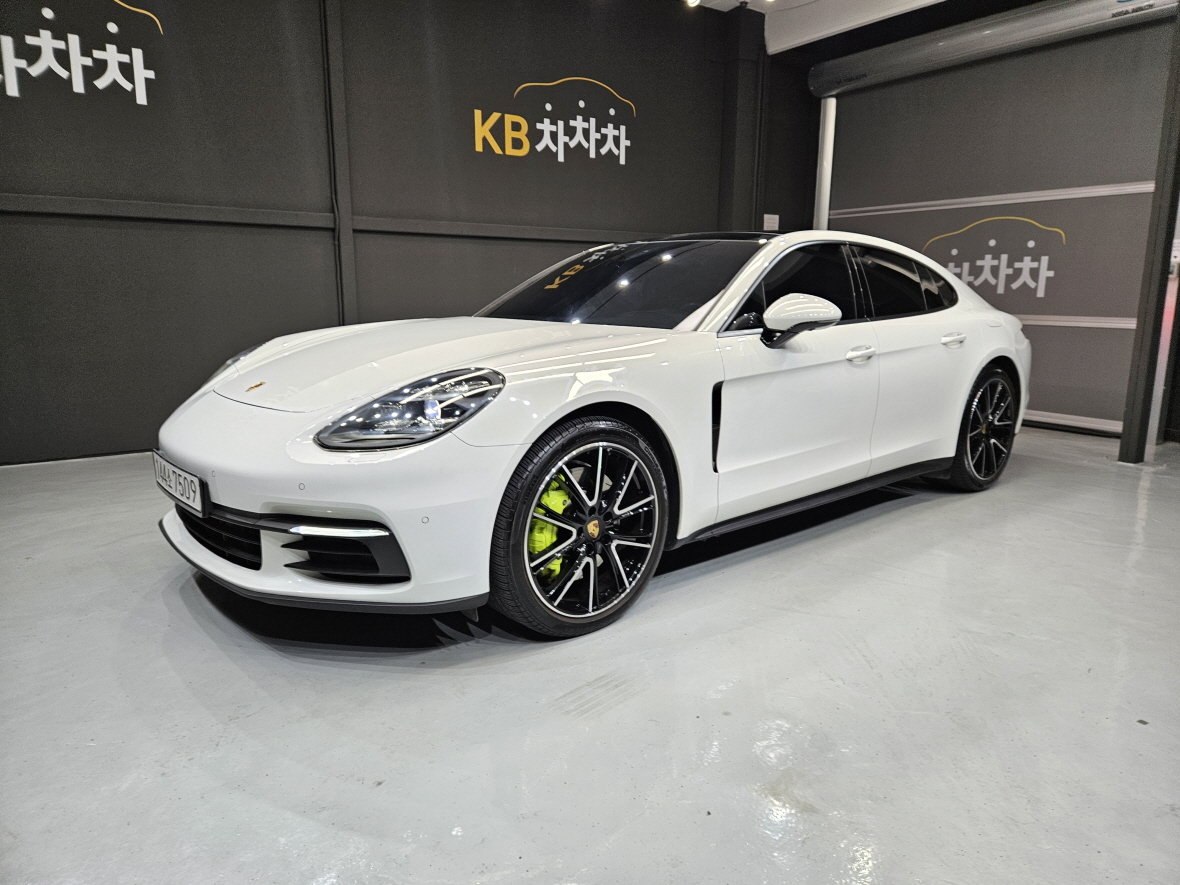 PORSCHE PANAMERA - View 1
