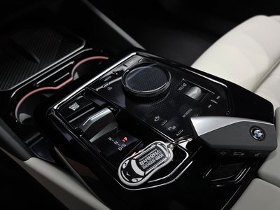 2025 BMW 5 SERIES 照片 9