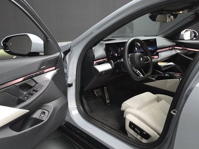 2025 BMW 5 SERIES 照片 10