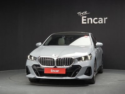 2025 BMW 5 SERIES 照片 2