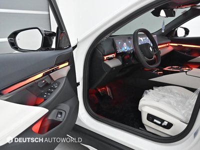2025 BMW 5 SERIES — миниатюра 11