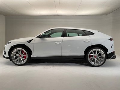 LAMBORGHINI URUS - 1