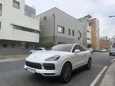 2023 Porsche CAYENNE photo 2