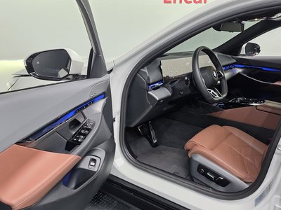 2025 BMW 5 SERIES 缩略图 13