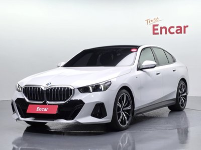 2025 BMW 5 SERIES 照片 1