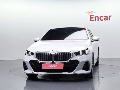 2025 BMW 5 SERIES 照片 2