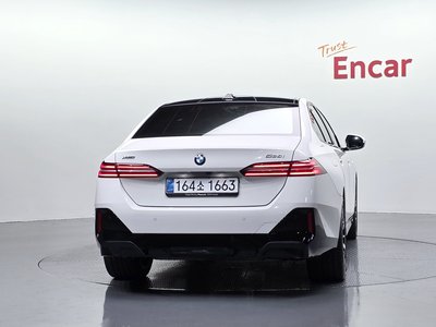 2025 BMW 5 SERIES 照片 4