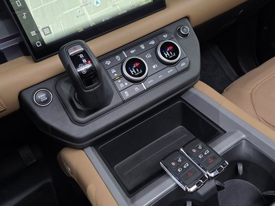 LAND ROVER DEFENDER - 9