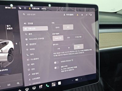 2022 Tesla MODEL Y thumbnail 25
