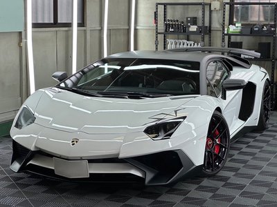 LAMBORGHINI AVENTADOR - 1
