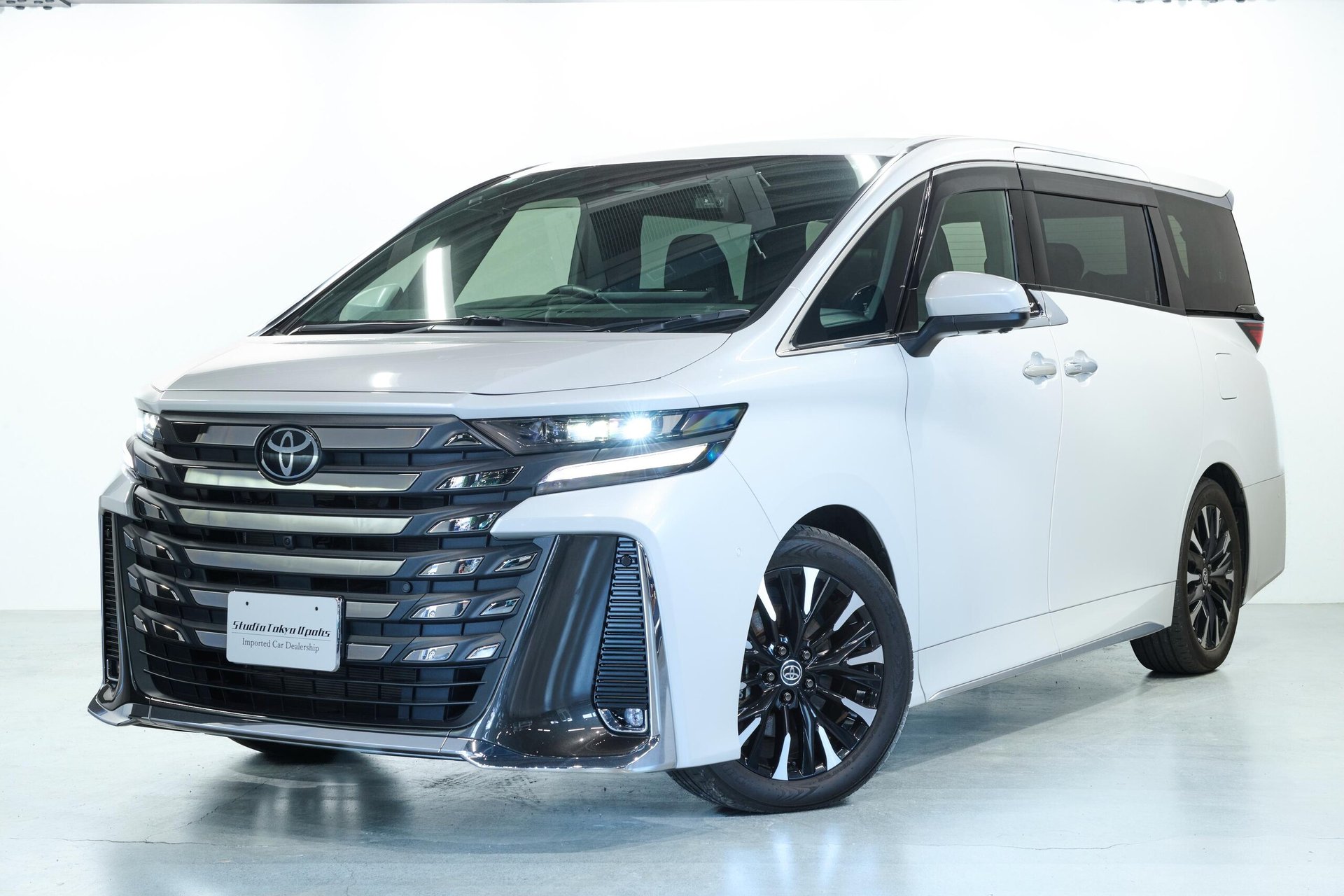 TOYOTA VELLFIRE - View 1