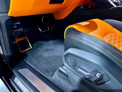 LAMBORGHINI URUS - 8