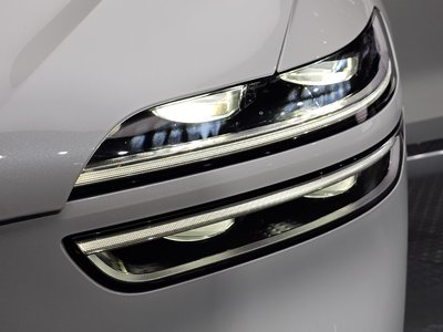 صورة 9 لـ 2023 Genesis GV70