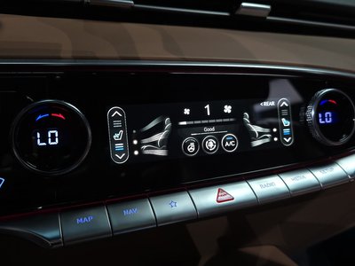 2023 Genesis GV70 — миниатюра 24