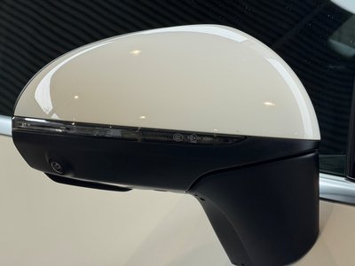 2025 Mercedes-BENZ GLC photo 9