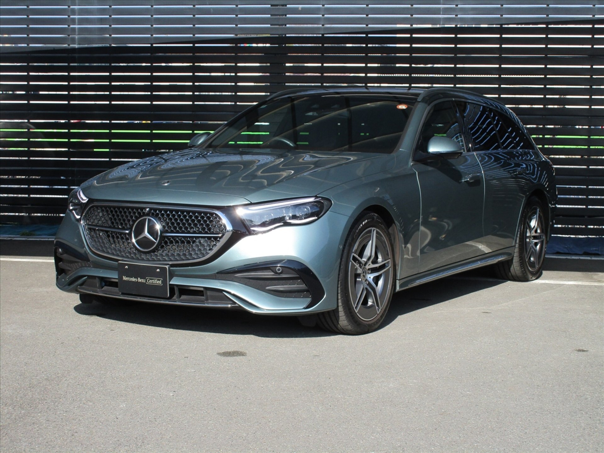 MERCEDES-BENZ E-CLASS WAGON - View 1