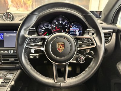 PORSCHE MACAN - 8