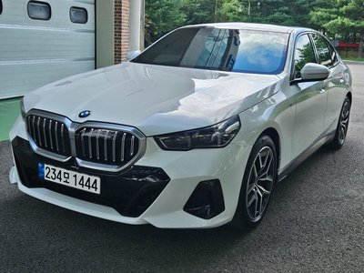 2024 BMW 5 SERIES — фото 2