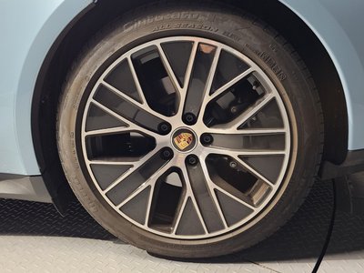 صورة 9 لـ 2023 Porsche TAYCAN