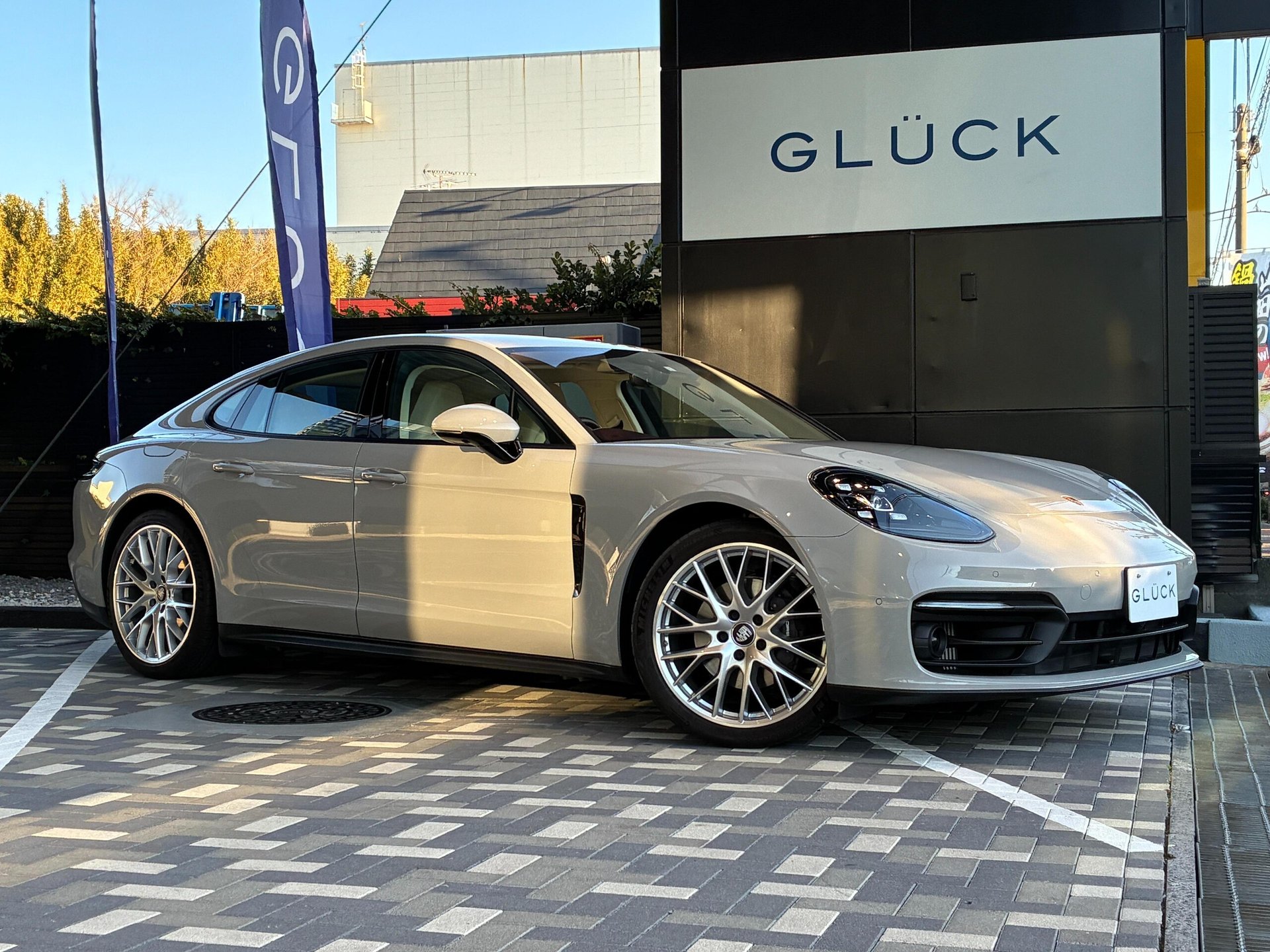 PORSCHE PANAMERA - View 1