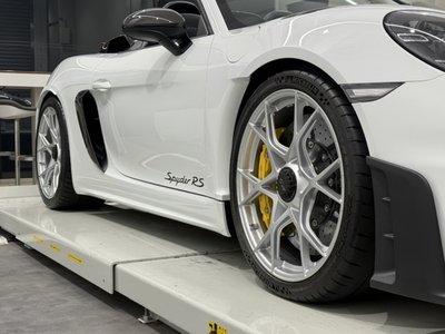 PORSCHE 718 SPYDER - 8