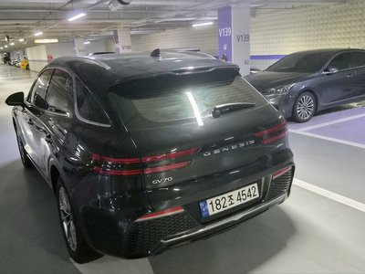 صورة 4 لـ 2022 Genesis GV70