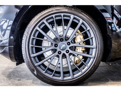 ASTON MARTIN DBX - 8