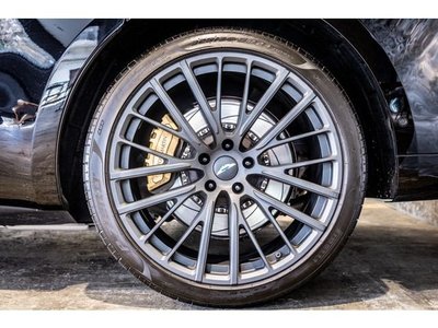 ASTON MARTIN DBX - 9