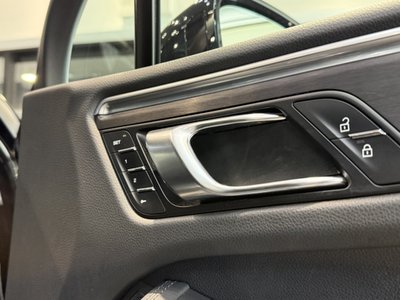 PORSCHE MACAN - 8