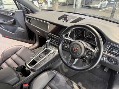 PORSCHE MACAN - 4