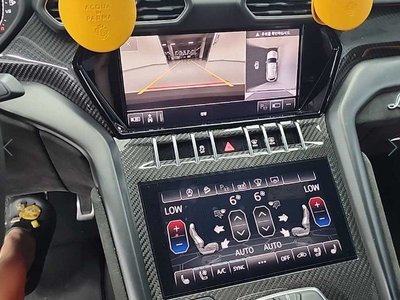 LAMBORGHINI URUS - 10