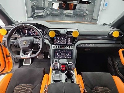 LAMBORGHINI URUS - 4
